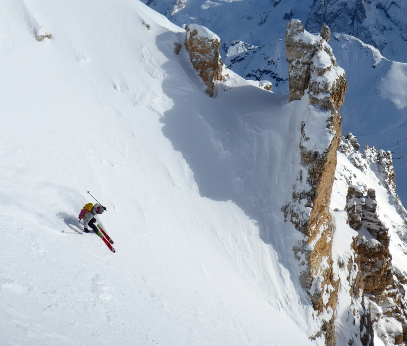Skifahrer in steiler Tiefschneeabfahrt – Dachstein