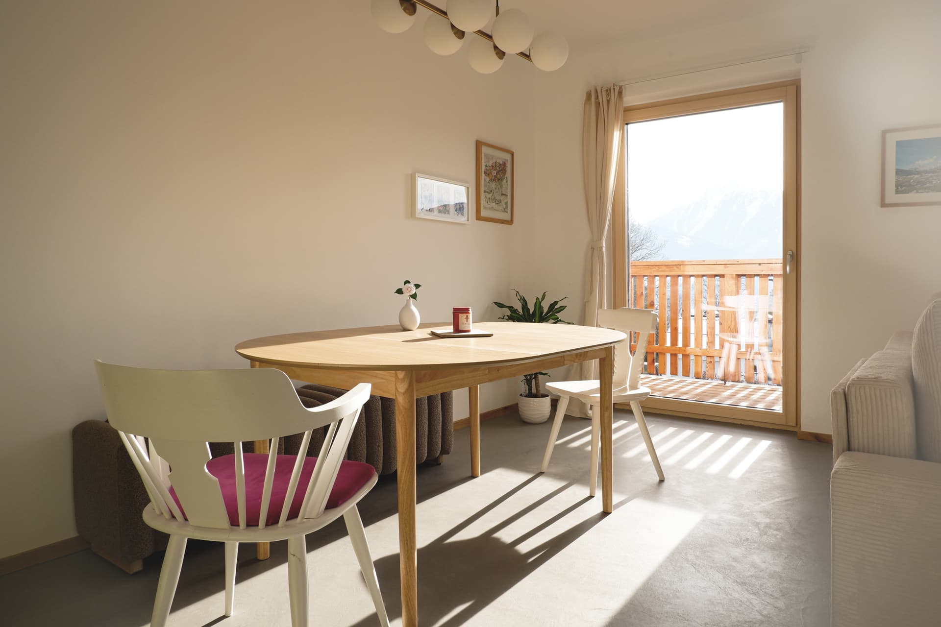 Essbereich mit Holztisch und Balkonzugang – Apartment