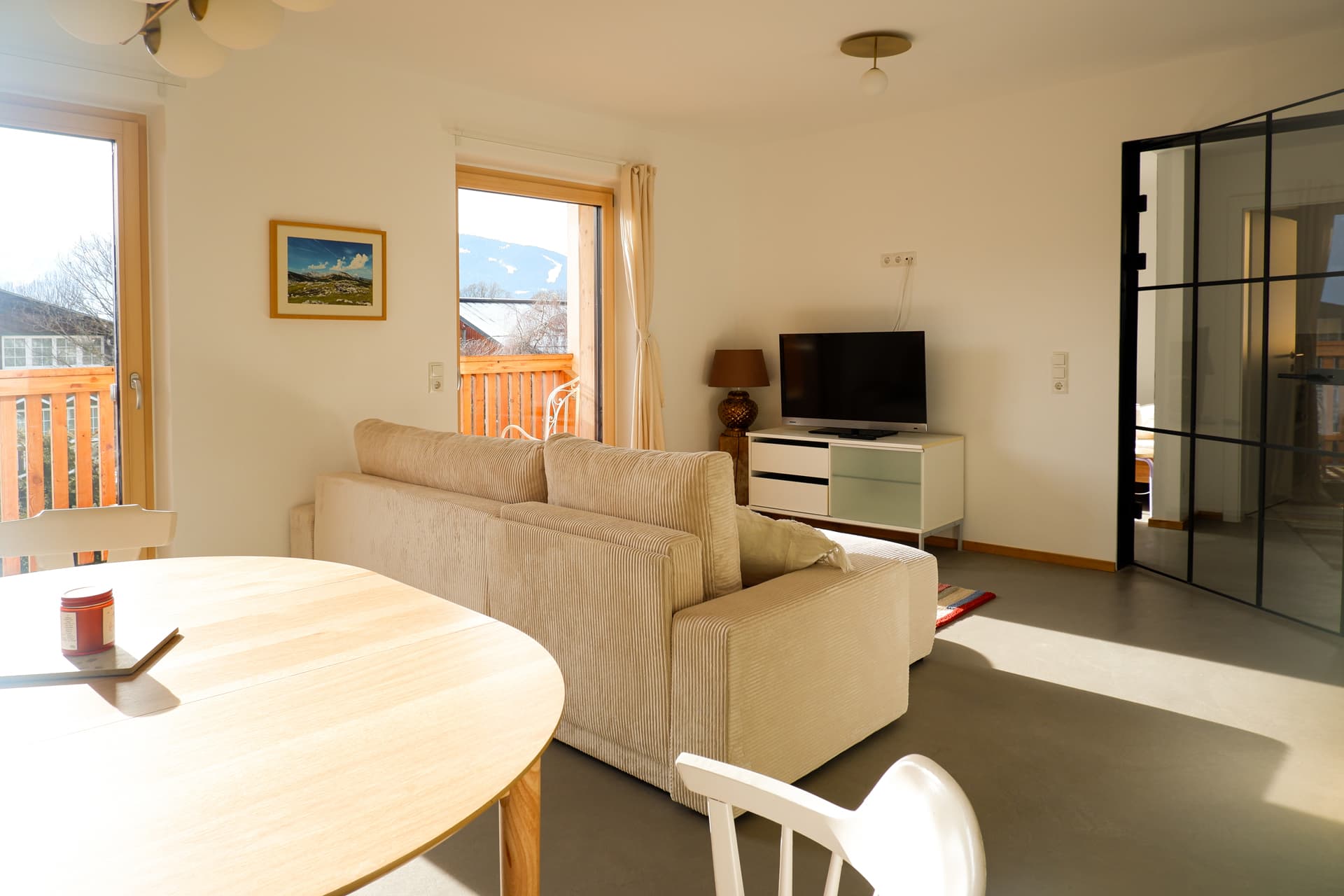 Wohnbereich mit Sofa und TV – Ferienwohnung Haus Gerti