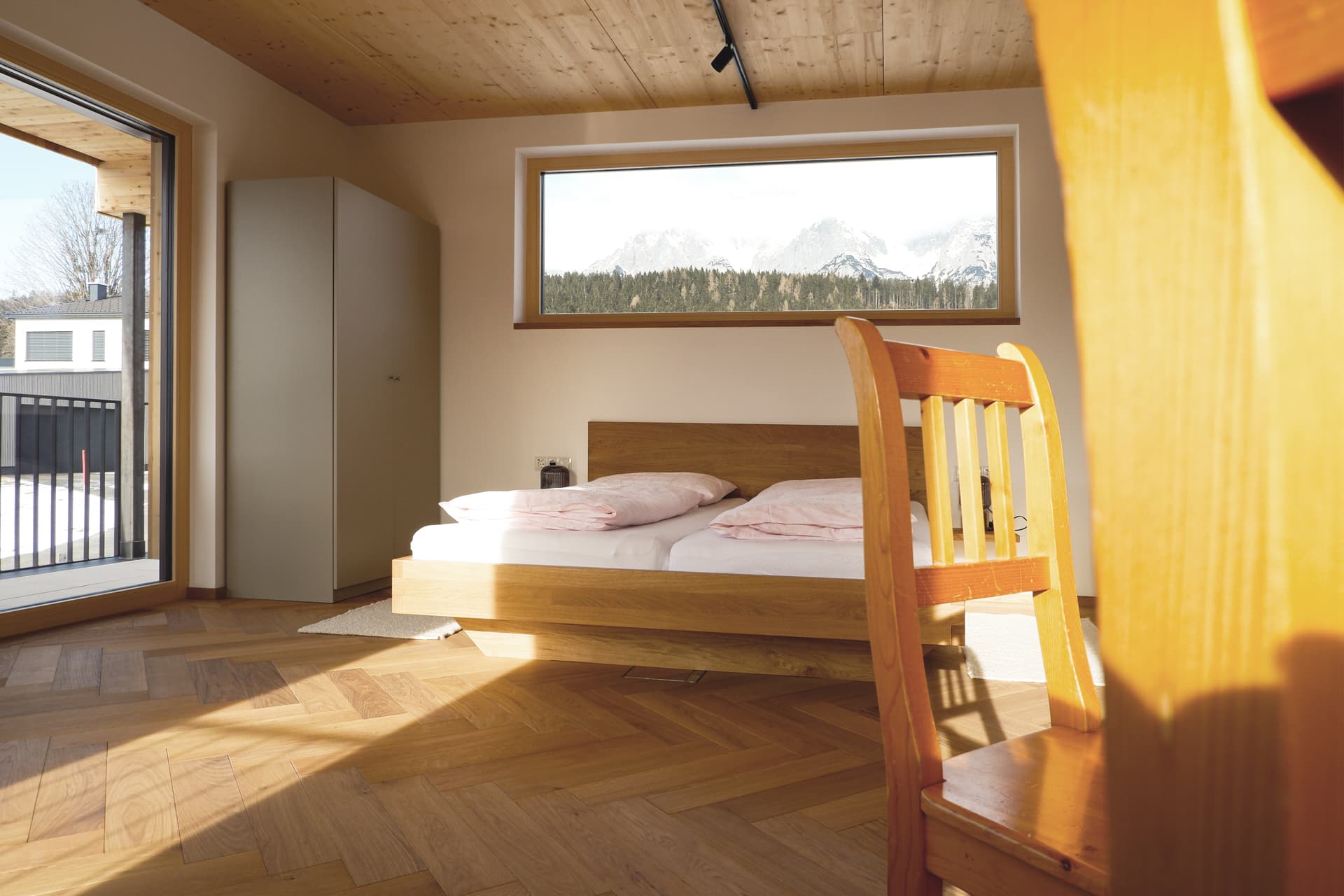 Schlafzimmer mit Dachfenster und Holzdecke