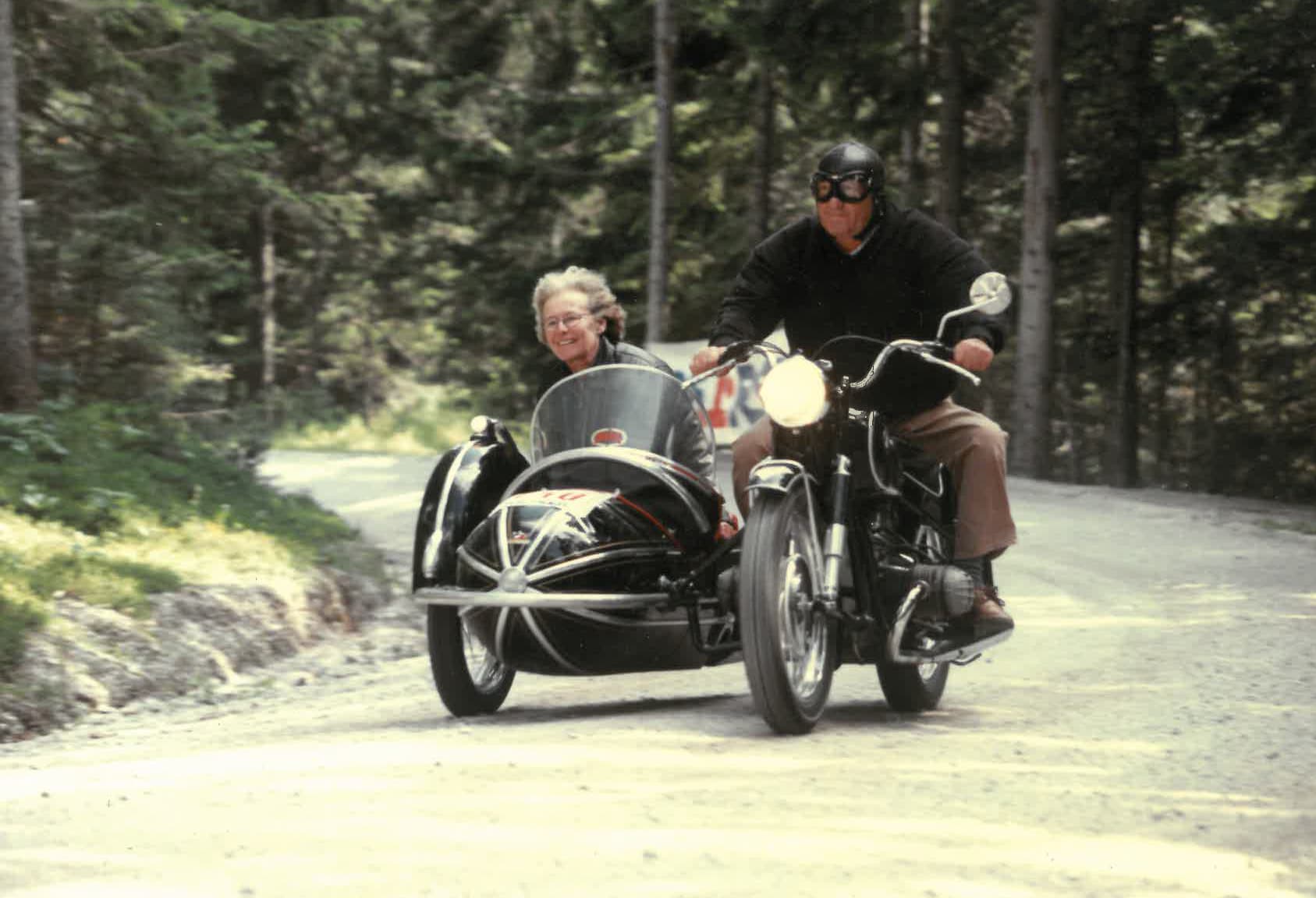 Paar mit Motorrad-Beiwagen auf Bergstraße