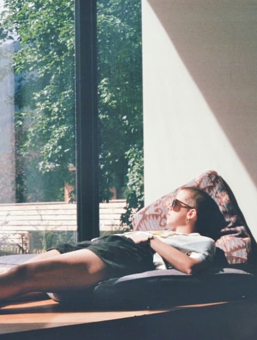 Entspannung am Fenster mit Bergblick – Urlaub Ramsau