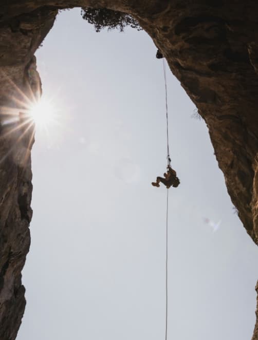Kletterer beim Abseilen an Felswand – Dachstein Region