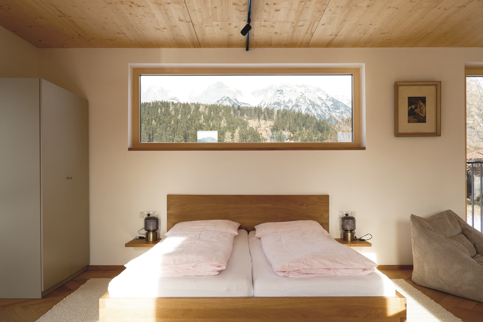 Schlafzimmer mit Doppelbett und Holzinterieur – Haus Gerti